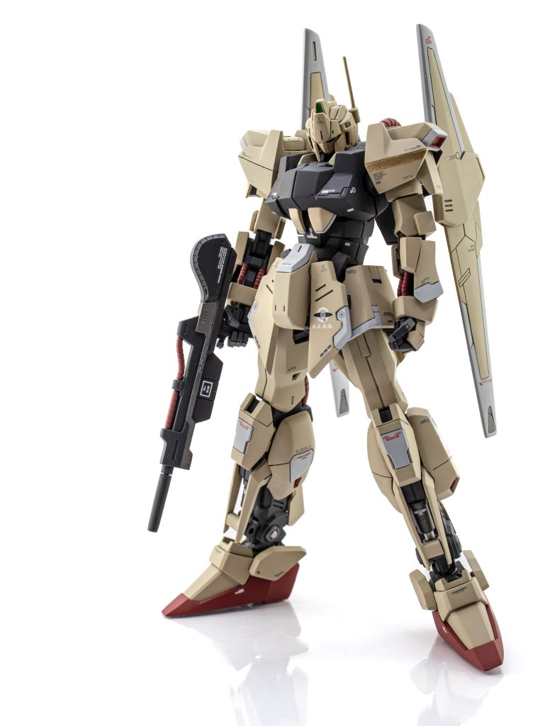 顔はエクシアをベースに作り直し。腹部・腰部・脚部を中心にボリュームアップなどなど。あ、腕部と脚部も延長か…。