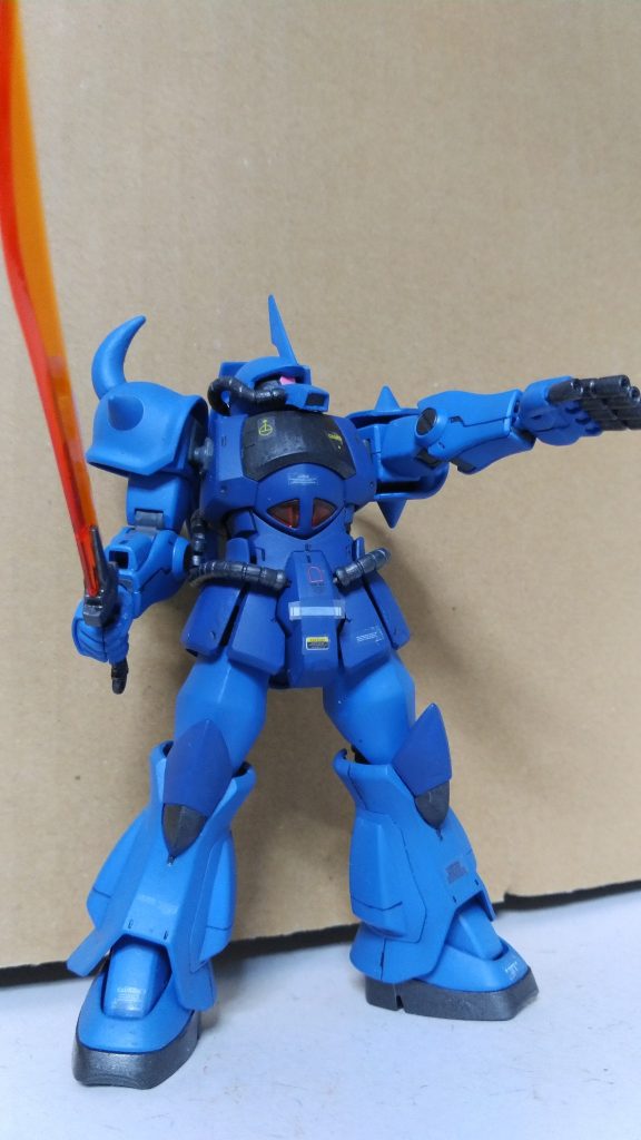 リヴァイブ版グフ。HG初期版発売時に皆が感じた違和感？が見事に解消された優良キット。関節機構、合わせ目の処理、腰部装甲可動など、進化は一目瞭然。久々にアニメ設定カラーで筆塗り塗装しました。やはりグフと言えばこのカラーリングですね。
