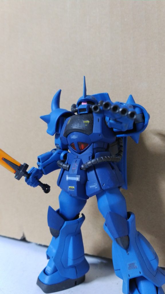 作画によって、マシンガン両手タイプや、普通の拳タイプなど、バリエーションがあったグフ。(作画ミス？いやいや！)青い機体は、シャアザクみたいにランバ・ラル専用カラーだったら、もっと印象的だったかも。(量産機のカラーリングが気になりますが)