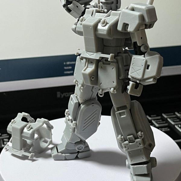 スネの長さを短くして足首の可動を稼ぎ、胸周りに余裕を充て…ほぼほぼ終了。ビームライフルはRX-78-2用にチェンバー両サイド直結のメガ粒子コンデンサ：エネルギーCAPの前身…装着による装弾数無理矢理増加仕様(Aさん熱望)を捏造…うわ～知らんぞ！…許して！(^^;)。だってアレックス専用版ダサい(個人的感想です)。もう一か所修正後に落ち着いたら完成品UPします。もうヘロヘロ(◎_◎;)。（3枚目）