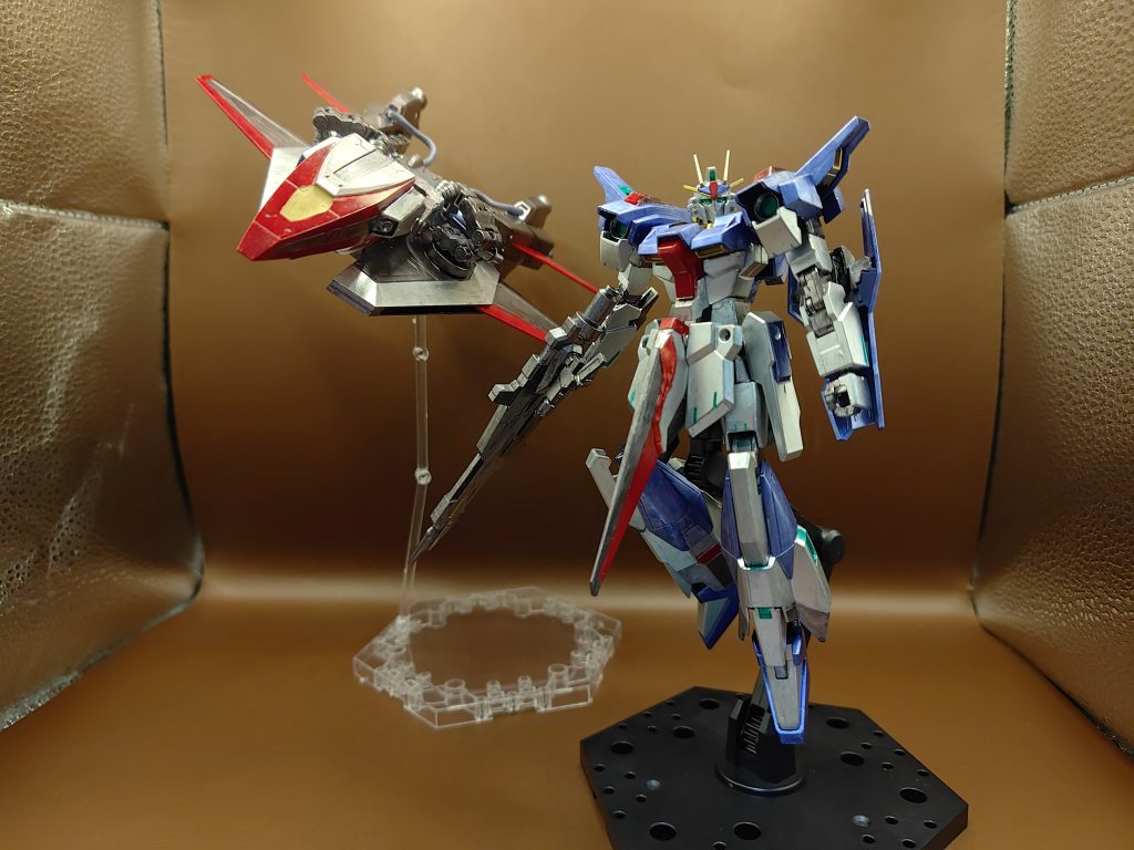 リガズィード・F &nbsp;〜閃光のハサウェイver〜　◯説明倉庫に余っていたデッドストックのリガズィードをサナリィが試験用に改造した機体。バックウェポンシステムの換装による運用を想定し、武器の極力排除や背部ブースターの移動、各種軽量化がされている。名前のFはフューチャーの意味で、様々な技術に期待を乗せた為に、そのような名前がつけられた。