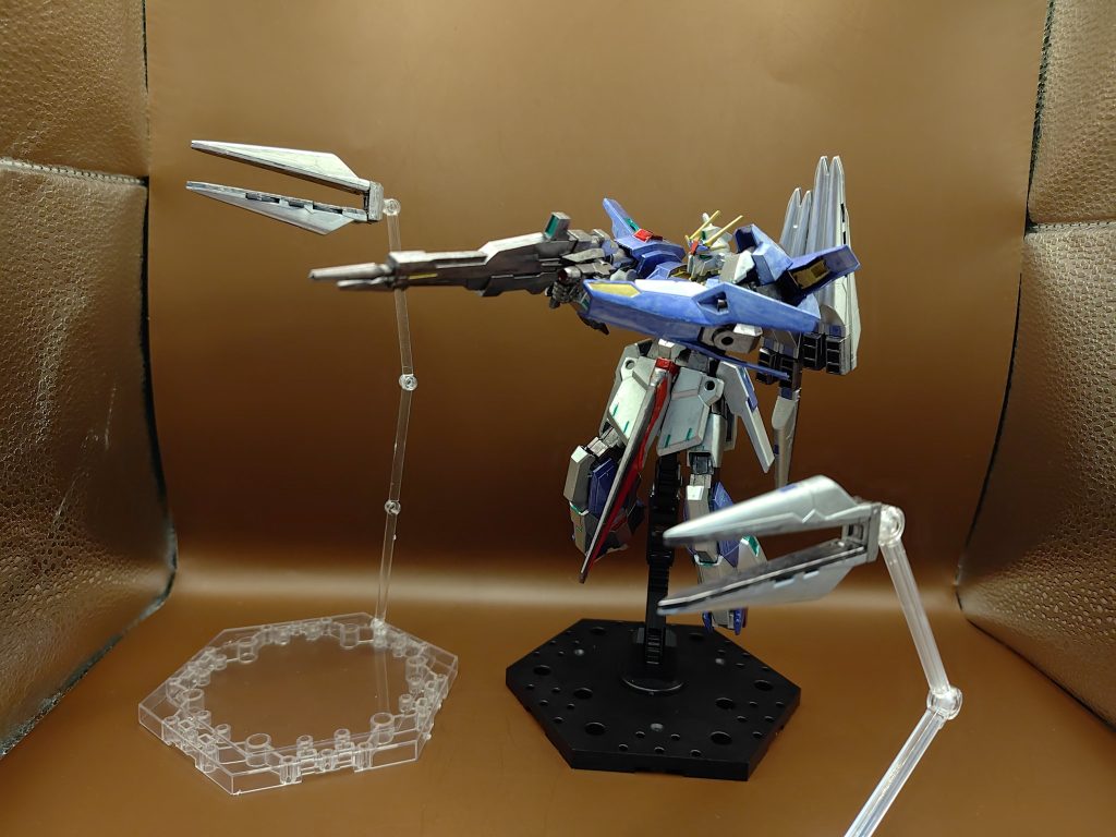 ◯アクションファンネルを飛ばして迎撃。ファンネルはスマート化し、シェルフノズルとしても機能する優れたものとなっている。その推力から、ファンネルの地上での運用も可能とし、zタイプのバックアップウェポンと併用して使用することもある。