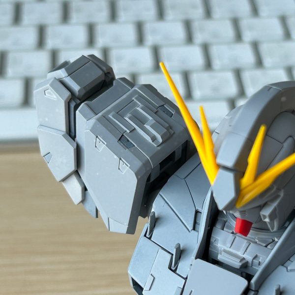 オリジナルの肩アーマーは、ちょっと大きすぎる感があったので装甲の一部をカットして「GUNDAM EVOLVE」のνガンダムのように小さくしてみました。（3枚目）