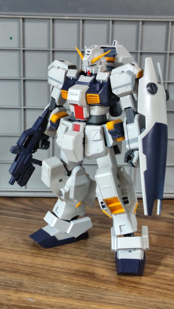 プロポーション変更首　2mm延長肩アーマー　2mm拡張前腕　4mm延長　これ一番大変。腹部　2mm短縮　ボールジョイント接続軸を切除し再接続股間　赤い部分を囲うフチが厚いので薄く加工、　　　　　　　　　　　赤い面をプラバンで広くフロントアーマー　取り付け軸を上にずらして再接続サイドアーマー　2mm厚み増し足首アンクルアーマー　くるぶし接続を切除　　足の甲とボールジョイントで接続　末広形状　→　まっすぐコの字になるように調整あまり外に広がらないようになりすっきりした印象に。