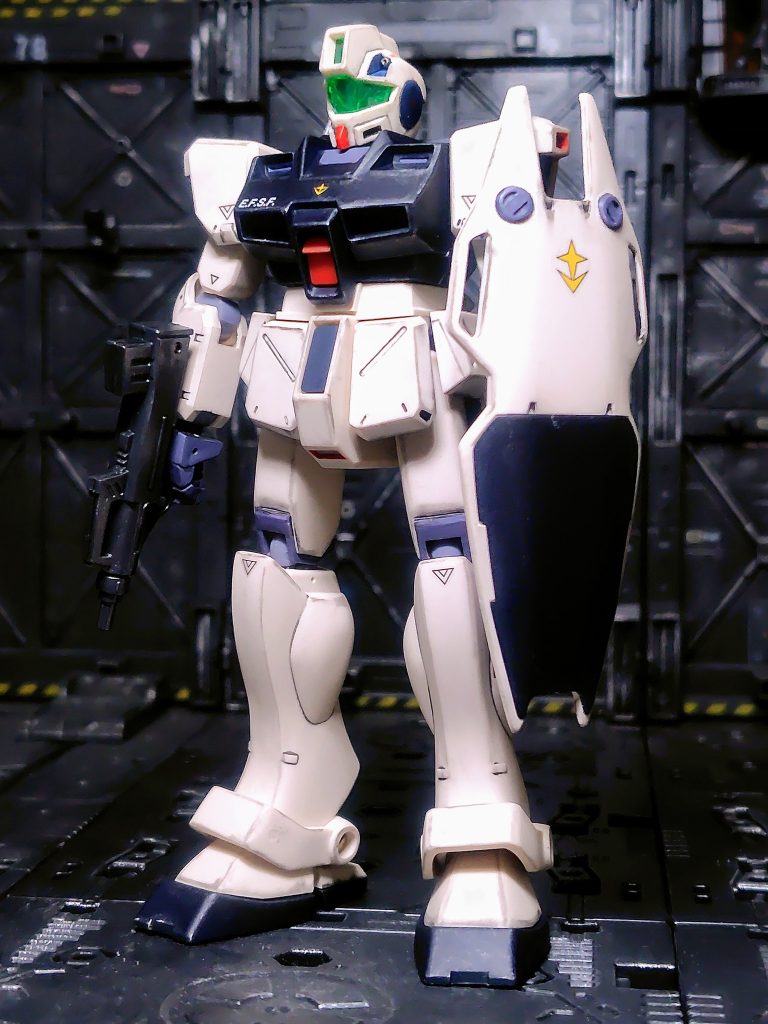 スタイルの改修などは何もせず、塗装と合わせ目消しだけですが、素立ちなら十分なスタイルの良さ。股関節が開くのが大きいですね。メインの白？ベージュは成型色のままですが他は大体塗ってます。