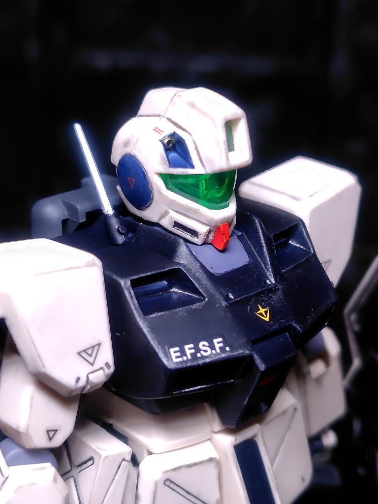 顔は白一色なので塗り分けが一番大変でした。クリアパーツ部分は未加工なのですが良く反射して光ります。