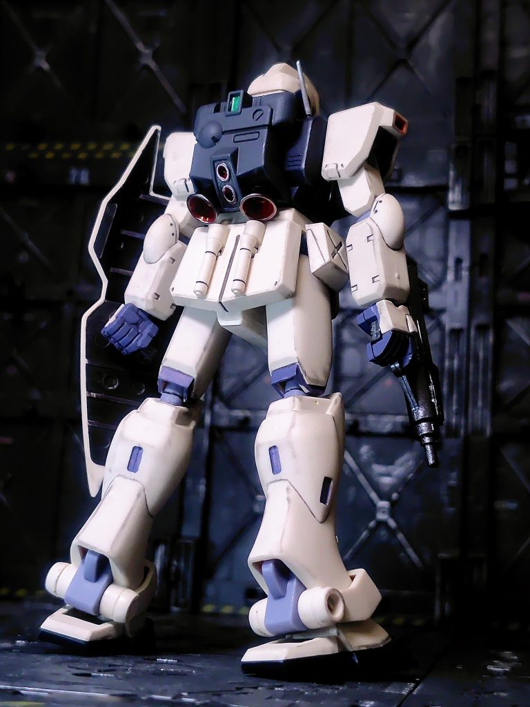 胴体など→ダークブルー、ハンドパーツなど→メカグレー、バーニア→ヘビーガンメタリックとレッド、シールド裏など→グレー、バックパック→ファントムグレー、顎など→レッド、バルカン→ゴールド、マシンガン→ガンメタル、ビームサーベル→蛍光ピンク、肩のアンテナ→シャインシルバー。