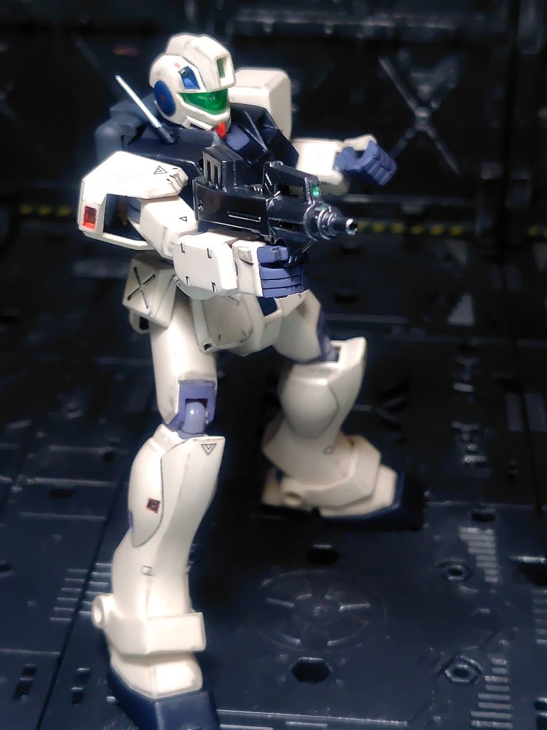 マシンガンとバックパックのセンサー部は自作シール。肘膝などの関節自体がポリキャップというのが旧キットらしさです(gundam-kao5)でも意外とポージングはできます。