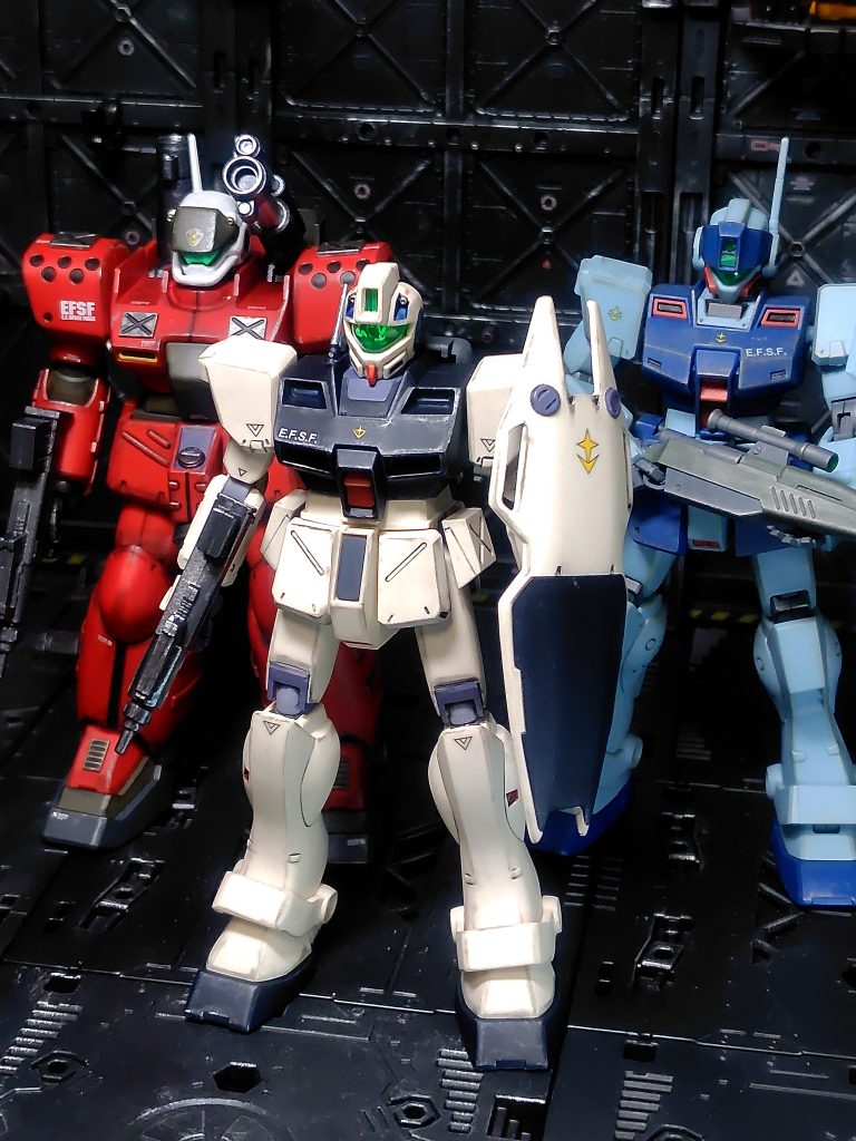 最強！スカーレット隊！後ろの2体はHGですがホント遜色ないですね。1989年製のキットとは思えない。