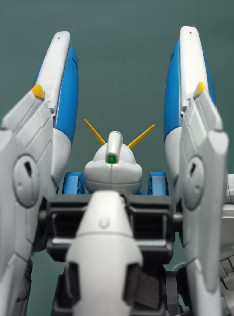 頭部やライフルのセンサー類はミラーシートをクリアグリーンで塗装したものを貼りつけています。これは本当に鏡と同じ構造で、要はガラスの代わりに透明なプラ材の裏にメッキを施した感じの素材で、バンダイ製品でいえばカスタマイズマテリアルの3Dメタリックシールとだいたい同じですね。なので、実際に自分の顔などを写す鏡として使う事ができます。ダイソーやセリアでもこの手の素材が売られいますし、通販サイトとかでも安く売られているものがありますが、それぞれ、透明プラ部分の厚みが違ったり、元から貼れるタイプとかもあるので、好みや用途に合わせて使ってみると面白いかもです。キット付属のシールや通常の塗装では中々表現できない綺麗なメッキ感が出せますし、クリア層もクリアパーツ程では無いにしても普通の塗膜よりは大分厚いのが良いですね。