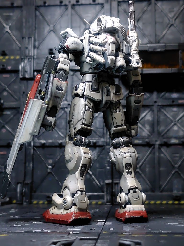 フレーム部分をガンメタル、武器などを黒鉄色でランナー塗装。今回初めての試みで、ランナー状態でウェザリングカラーのマルチブラックでウォッシングしました。組んでからだと必ずどこか割れるのと、墨入れ箇所がとても多いキットなので一気に済ませるためです。時短にもなるし結構うまくいきました。