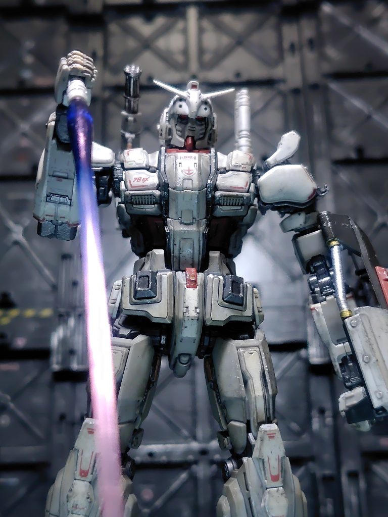 無表情でコクピットを刺しに来るの怖い(zaku-kao9)サーベルは根元にリアルタッチマーカーのブルーを塗って、ぼかしペンと指で伸ばしてグラデっぽくしました。劇中でもこんな感じの色だったはず。