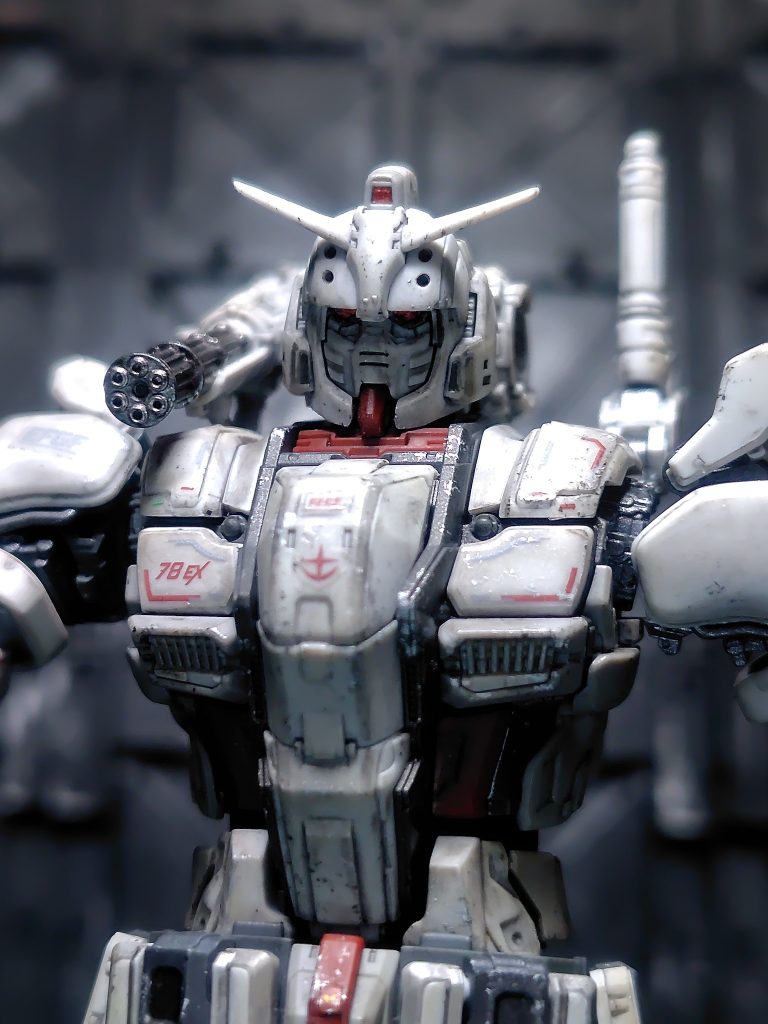 やたら至近距離でぶっぱなされるガトリングと目が怖い(zaku-kao9)