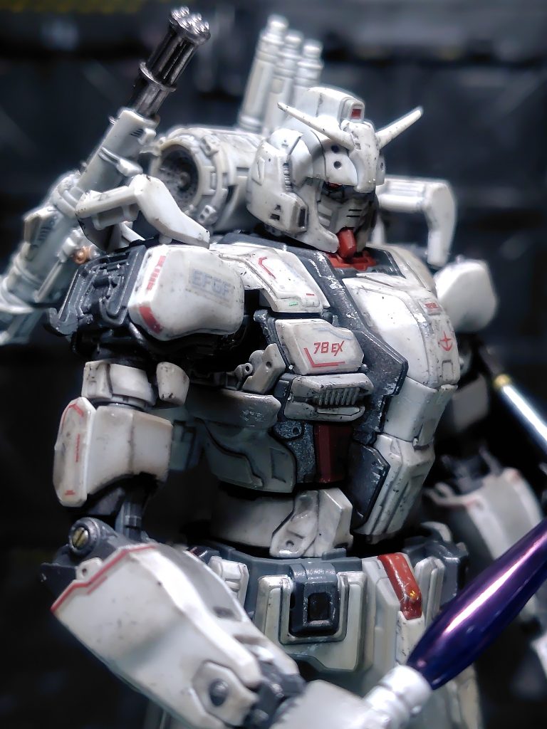 顔や胸のダクト周りやフロントアーマーなど細かいところはマーカーで塗分けてます。