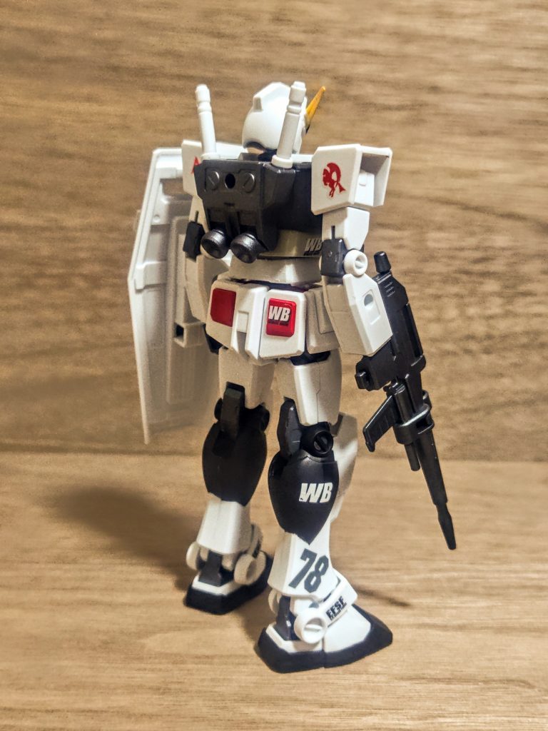 今回はそんなエントリーグレードの初代ガンダムのペインティングキットをνガンダムカラーにして組み上げてみました。真っ白から組み立ていくのはやはり楽しい。ただ、やっぱりνガンダムの出来が良すぎたんですね、それで言うとストライクも素晴らしかったんですが、この初代はちょっと。本当、私の技術不足ではあるんですが。もうちょっとだけ、何ていうんでしょ。イイ感じにならないかな？と（笑）。何だかこう、立ち姿もまた決まらない。やっぱり難しいですね、ガンプラは奥が深い。