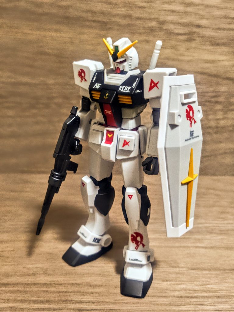 簡単に組み立てられて、とにかく動かせる。そして色分けも素晴らしく、所々でHGにも負けないくらいのクオリティ。そんなエントリーグレードは700円かそこらで買えたんですよね。本当、凄いことです。確かに作るのも楽で、そして可動も素晴らしくて、私も作ってみてお気に入りのキットに。ホワイトが懐かしいかな、あの少しだけブルーが入っているあの色なんですよね（笑）。とはいえ、弱点もありました。