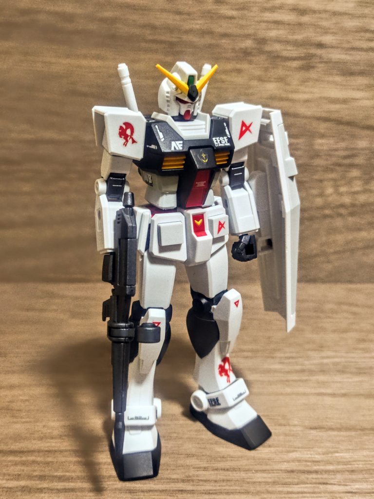 それが関節部の緩さです。ポリキャップを使わないので、触れば触るほどプラ素材が摩耗して、最終的にはブランブランになってしまうんですよね。まぁ、今だと補修材も発売されてますが。そうです、私もポージングして触ってたんですよ、ガンダムだ、懐かしいじゃない、と。良くできてるなぁ、色分け凄いな、ガシガシ動かせるなと。けれど関節部がやっぱり弱くてすぐフニャフニャに。そのため、私は素立ちのみで飾るようになったんです。「はい、嘘です」もともとポージングが苦手なので、初めから常に素立ちで固定モデルとなっていました（笑）。