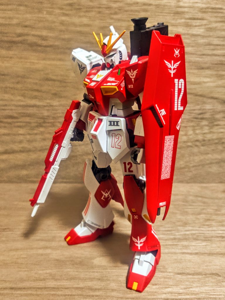 おお、また来てくれたのか、赤いνガンダム（笑）。今回の妄想は、テスト機からある程度目処がつき、プレゼンテーションカラーに塗られたνガンダム。実は１機ではなかった、そしてもう１機は、「そう、シャアの元に届けられていたのだ」という設定です。彼がこの機体を見て、そして自ら極秘にテストをし、最終的にアムロとの最終決着時にはサザビーに乗ったと。これがνガンダムとサザビーとの性能差の証明にもなっている、というわけ。
