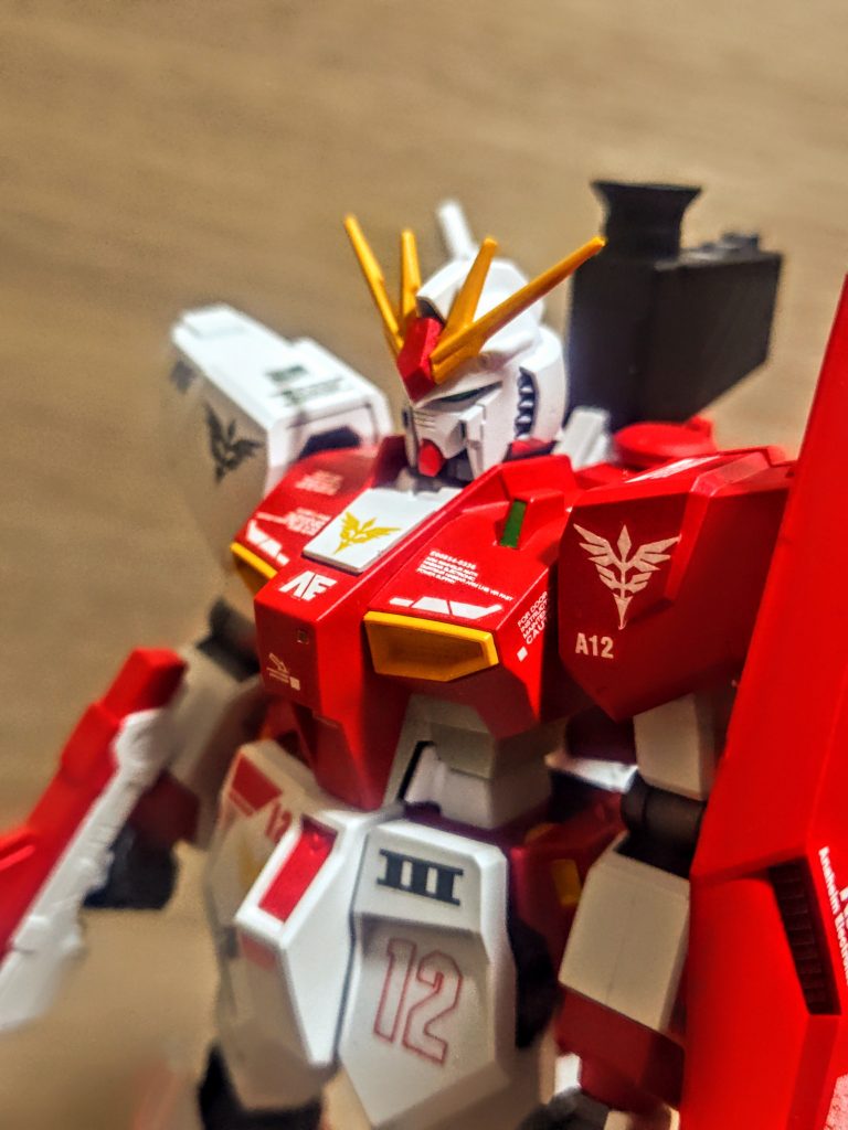 連邦の象徴みたいなイメージである「ガンダム」ですが、シャアもクアトロ時代に触れてますし、百式なんてほとんどガンダムですしね。これで言うと腰の袴は、片側は真っ赤でも良かったですね。このパーツは予備ストックがあるので、また塗り替えてつけてみよう。