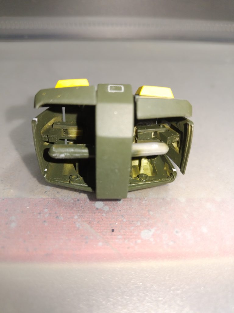 腰部は一度全部切離して、股関節部はジムより流用して可動式にしています。