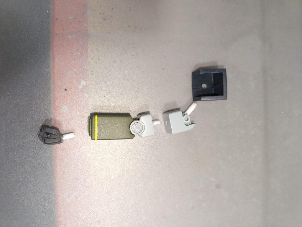 肩部アーマーは2mm広げ、上腕部もそれに合わせて2mm増しています。上腕部は切離し、ポリキャップ等で回転する様にしています。肘はキットのままで取り付け、腕部はバランスを合わせて1mm弱幅詰めしています。手首はポリキャップで固定して、1mm厚の板で増しています。&nbsp;