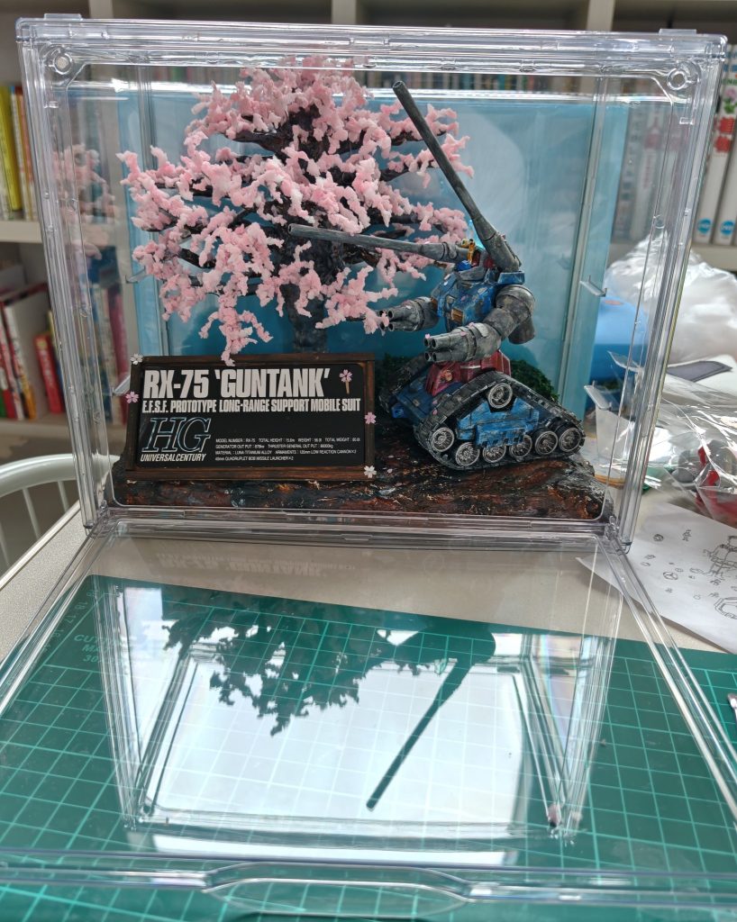 これより遠めで見ると桜っぽく見えます。右側にミニチュアパイロットの下書き練習の紙がｗｗｗディスプレイケース以外、ジオラマはダイソー、Seriaの商品でした。綺麗な桜と汚いガンタンクとのコントラスト作れたかな？最後までお読みいただきありがとうございました。