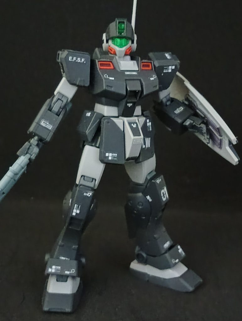 デカールの半分はアシンメトリーに。腹部中央と股間の赤い部分をジャーマングレーに。メンテ中とかにインテークなどの排出口に作業員が近づくと危険なので派手な色になってるのはＳＦっぽい考察できてＧｏｏｄ。しかしコクピットハッチが赤いのはいまいち納得できなかった。