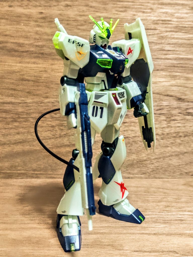 本来の黄色や赤のパーツもメタリック塗装されたような成型色で綺麗だったんですが、一番くじのソリッドクリアって、ボディそのものは白でクリアパーツじゃなかったんですよね。(完全なクリアモデルのエントリーグレードνガンダムにしたかったんですがね（泣）)なのでこれと組み合わせるとイイ感じになるかなと、密かに探し回っていたわけ。結局いつもの友人に助けられ、今回どちらも手にする事ができました。