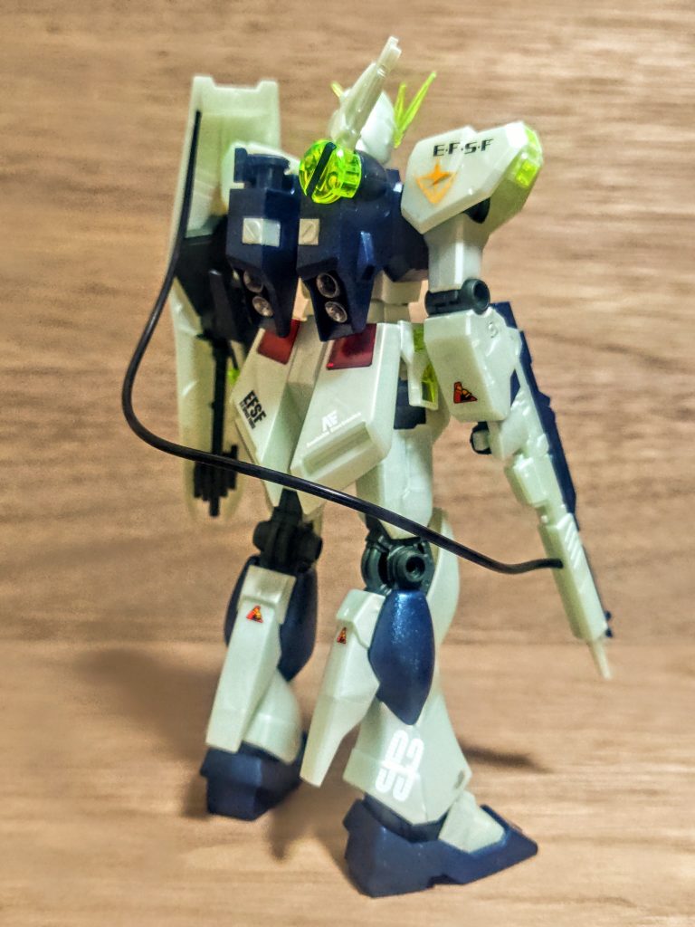 サイコフレームが発光中のイメージカラー版なので、関節部もオリジナルの色でした。悩んで悩んで、今回はそのまま。つまり、背中のメインバーニアのシルバーのみ塗装したという、ほぼパチ組みです。ミキシングとは言えないニコイチで、おまけにパチ組みという、「デカール貼っただけやないか（笑）」とはいえ手抜きじゃないんです。本当に美しいモデルだったんですよ。(はい、、言い訳です（笑）)