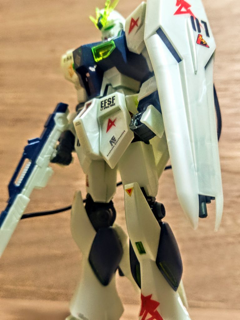いやぁ、なかなか良い色。これは素晴らしいアイテムです。悲しいかな、常に販売している製品ではなく、おそらく限定品なんでしょうね。私は発売当時見なかったんですが、おそらくお菓子屋さんや玩具屋さんで販売されていたんでしょうね。「複数買っておけばよかった（笑）」これはエントリーグレードのνガンダムのアイテムの中でも傑作の一つでしょう。やっぱり素組みで楽しめるキットっていうのは嬉しいもの、ここからこのキットに追加で塗装するもよし、クリアコートのみで終わるも良しです。