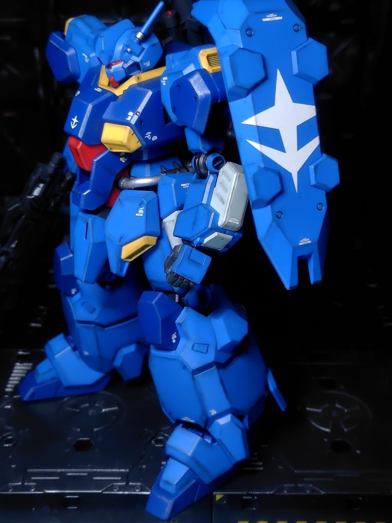 シールドの大きいデカールが難しすぎてセンターを微妙に外してるし何箇所か破れてます(zaku-kao9)
