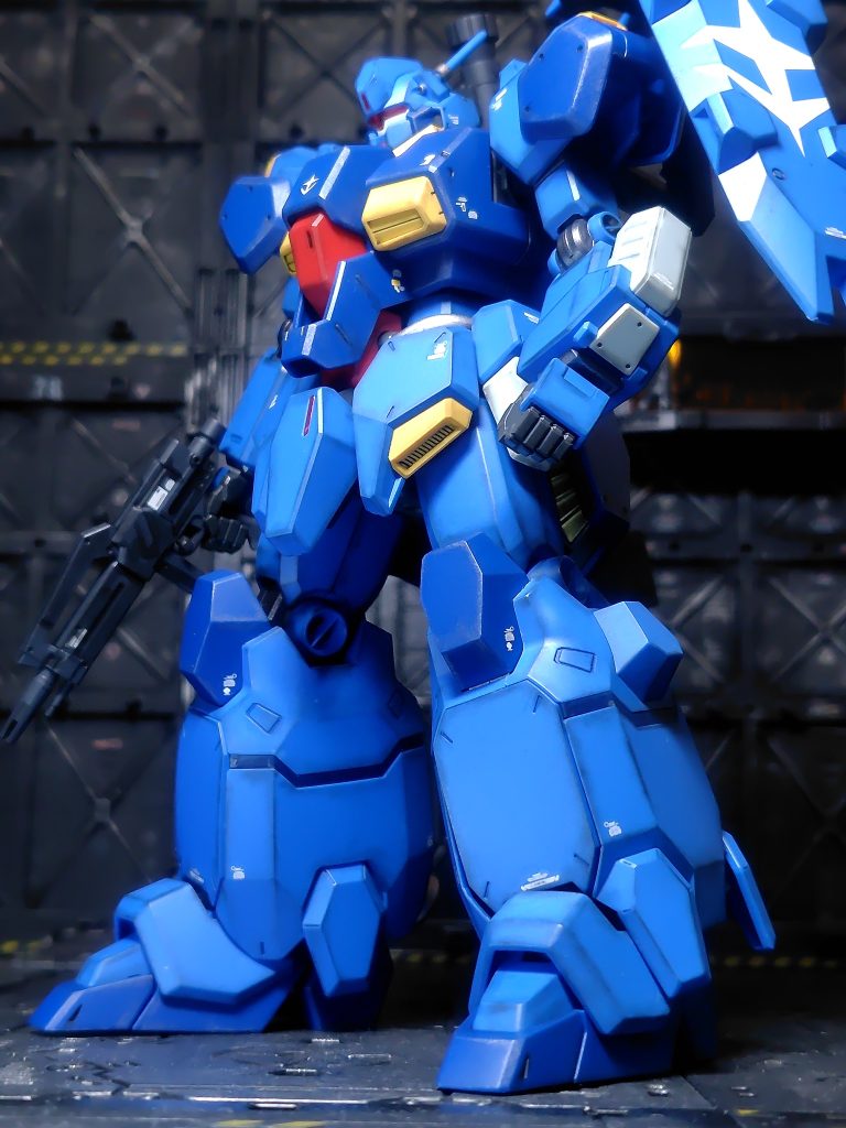 関節など→ガンメタル、ハンドパーツなど→黒鉄色、ライフルとバズーカ→ファントムグレーでそれぞれスプレー塗装。全身のエッジをウェザリングマスターで汚し。