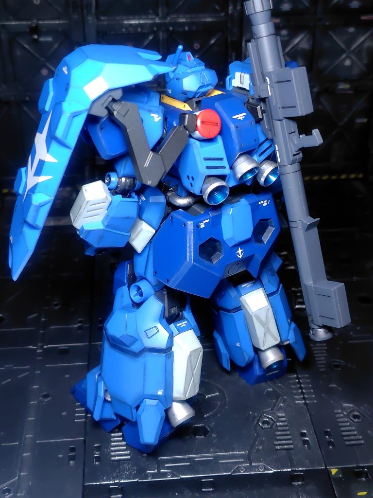 腰のケーブルはメッキシルバーとガンメタリックでマーカー塗装。