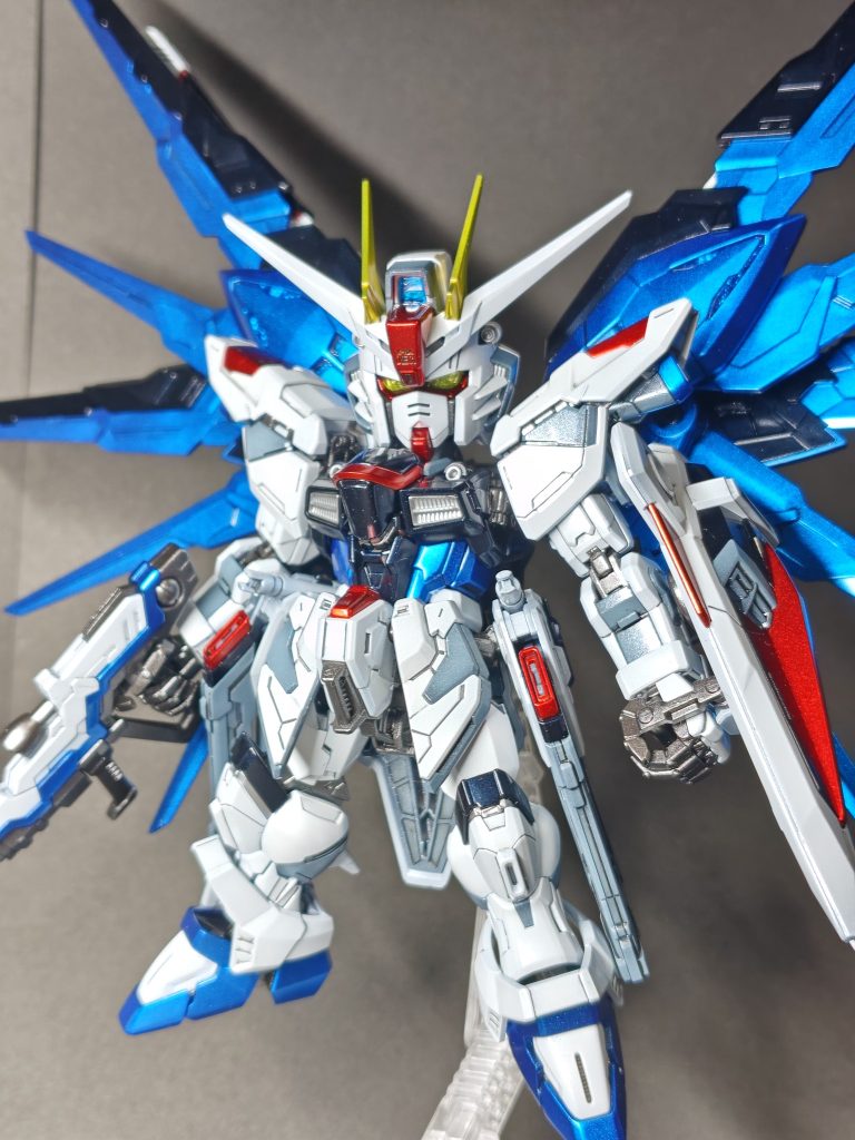 非常に組みやすくギミックも楽しめ素晴らしいキットです。塗装　（下地はサフブラック）ホワイト部･･･EXホワイト（ガイア）、プレミアムガラスパール（ガイア）ブラック部･･･プリズムブルーブラック（ガイア）レッド部･･･スターブライトシルバー（ガイア）、クリアーオレンジ70％+クリアーレッド30％（ともにガイア）ブルー部･･･プライマリーメタリックブルー（ガイア）グレー部･･･エアスペリオリティーブルー（クレオス）、プレミアガラスパール（ガイア）関節・武器等･･･スターブライトアイアン（ガイア）アンテナ･･･スターブライトブラス（ガイア）&nbsp;