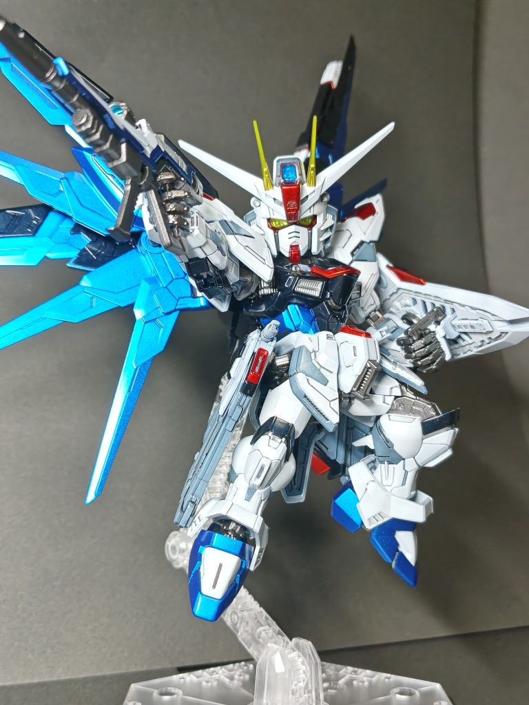 プライマリーメタリックブルーを使ってみたく、フリーダムで試しました。鮮やかな発色がでていい塗料です。