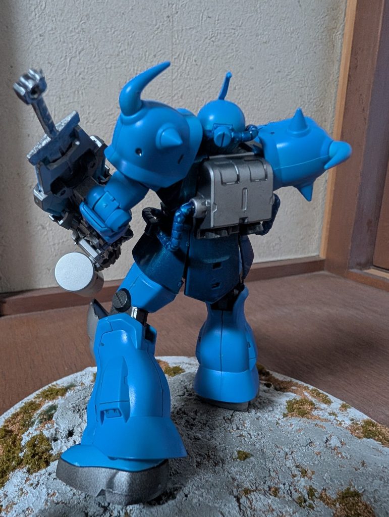基本ははライトブルーでシルバーの部分はガンメタの上にシルバーを吹いています関節部はガンメタです