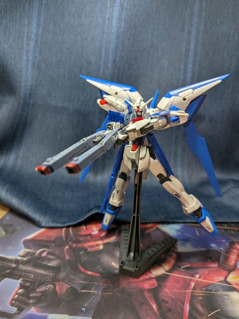 本機はチーム「フリーダムズ」の専用機でありこちらは指揮官機で4機存在する。指揮官機は一般機を遠隔で操作をすることも可能。手持ち武装はビームレールガン、ビームサーベルである。