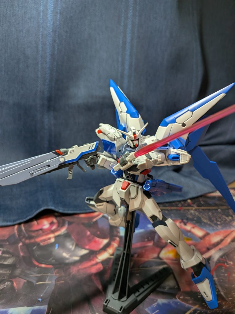 ビームサーベルは1本のみだが片手ライフルで運用されることが多い。また指揮官機はビームサーベルの出力が大きい。