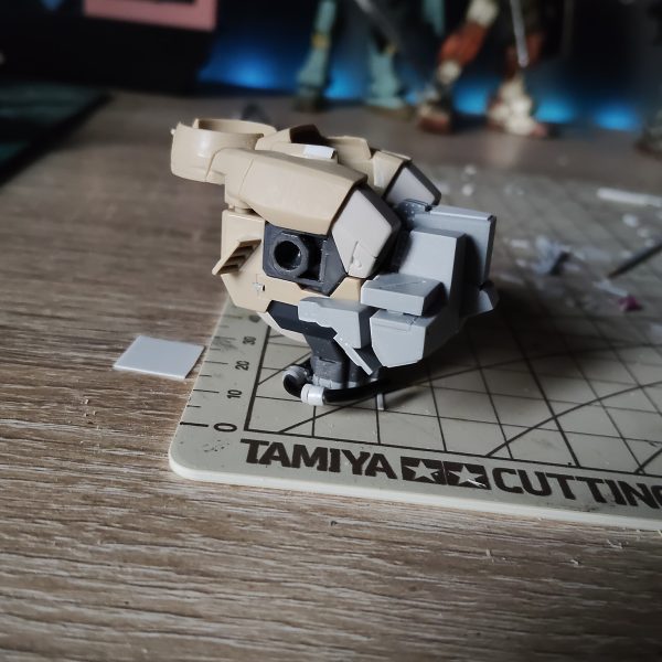 腕以外のバランスとシルエットは理想に近づいてきたけど、、肩から腕がまったく進まないで悩ましいです。胸部はプラバンとパテで理想のゴツゴツにできたんですが、肩は股関節部分みたいに配線やらシリンダーガチャガチャにしたいんすけど絵が見えてこずに、、、、ボチボチいきます！（3枚目）