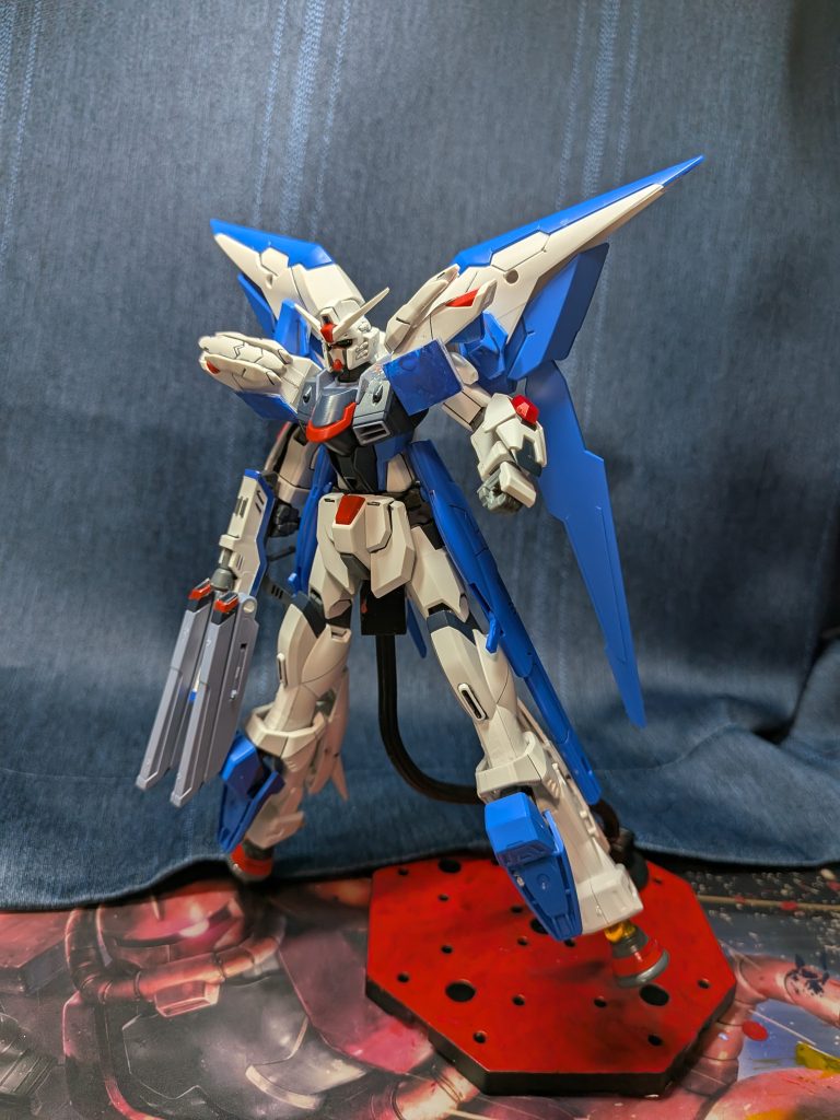 専用ブースターは長距離飛行に使用される。また脚部はそのままなためパージすることが可能。宇宙用に改修することで宇宙でも使用可能。そしてブースターには大型バッテリーも内蔵されている。