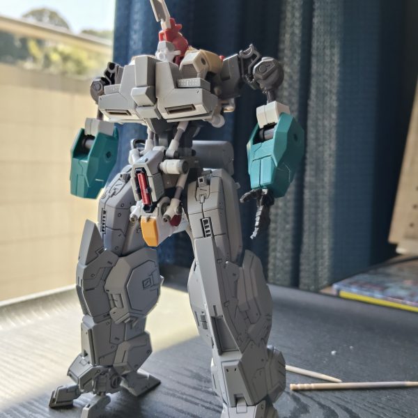 腕以外のバランスとシルエットは理想に近づいてきたけど、、肩から腕がまったく進まないで悩ましいです。胸部はプラバンとパテで理想のゴツゴツにできたんですが、肩は股関節部分みたいに配線やらシリンダーガチャガチャにしたいんすけど絵が見えてこずに、、、、ボチボチいきます！（4枚目）