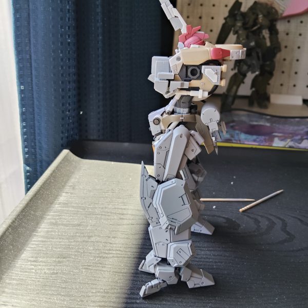 腕以外のバランスとシルエットは理想に近づいてきたけど、、肩から腕がまったく進まないで悩ましいです。胸部はプラバンとパテで理想のゴツゴツにできたんですが、肩は股関節部分みたいに配線やらシリンダーガチャガチャにしたいんすけど絵が見えてこずに、、、、ボチボチいきます！（2枚目）