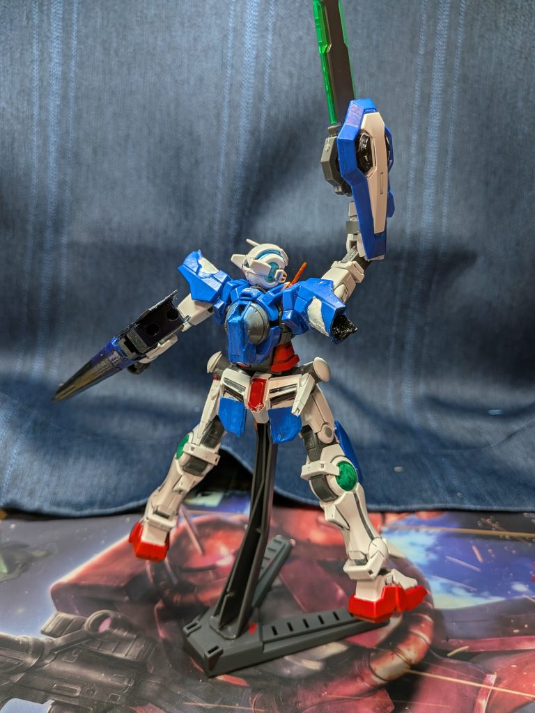 リアです。貯蔵タンクはRGのダブルオーライザーから拝借しました。他はリアスカートを少しいじっただけです。ブルーは青8：白2の分量で調色したものを塗りました。なので青部分は全部塗っています。