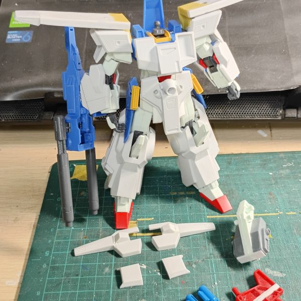 旧キットセンチネル版のフルアーマーZZとHGUCの　ニコイチ、+プラ板など使用して制作中です。HGUCのダブルビームライフルを、磁石と真鍮線を使って腕部装甲に固定出来る様に。また、旧キットのダブルビームライフルのグリップ下端をカットしHGUCに取り付けても椀部装甲に嵌るようにしました。サイドアーマーの根本をボールジョイント化し、取付部の穴を広げ、足の左右に開く幅を稼ぎました。（3枚目）