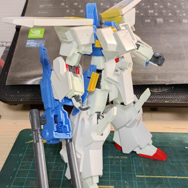 旧キットセンチネル版のフルアーマーZZとHGUCの　ニコイチ、+プラ板など使用して制作中です。HGUCのダブルビームライフルを、磁石と真鍮線を使って腕部装甲に固定出来る様に。また、旧キットのダブルビームライフルのグリップ下端をカットしHGUCに取り付けても椀部装甲に嵌るようにしました。サイドアーマーの根本をボールジョイント化し、取付部の穴を広げ、足の左右に開く幅を稼ぎました。（2枚目）