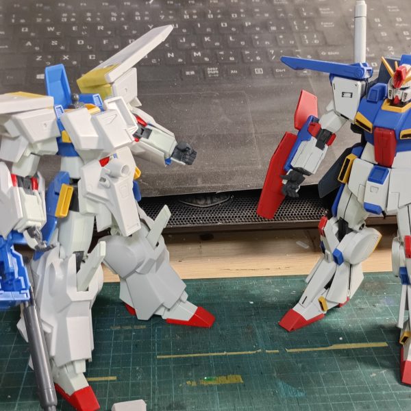 旧キットセンチネル版のフルアーマーZZとHGUCの　ニコイチ、+プラ板など使用して制作中です。HGUCのダブルビームライフルを、磁石と真鍮線を使って腕部装甲に固定出来る様に。また、旧キットのダブルビームライフルのグリップ下端をカットしHGUCに取り付けても椀部装甲に嵌るようにしました。サイドアーマーの根本をボールジョイント化し、取付部の穴を広げ、足の左右に開く幅を稼ぎました。（4枚目）
