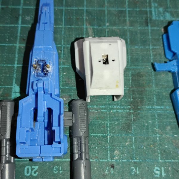 旧キットセンチネル版のフルアーマーZZとHGUCの　ニコイチ、+プラ板など使用して制作中です。HGUCのダブルビームライフルを、磁石と真鍮線を使って腕部装甲に固定出来る様に。また、旧キットのダブルビームライフルのグリップ下端をカットしHGUCに取り付けても椀部装甲に嵌るようにしました。サイドアーマーの根本をボールジョイント化し、取付部の穴を広げ、足の左右に開く幅を稼ぎました。（5枚目）