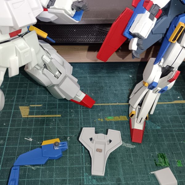 旧キットセンチネル版のフルアーマーZZとHGUCの　ニコイチ、+プラ板など使用して制作中です。HGUCのダブルビームライフルを、磁石と真鍮線を使って腕部装甲に固定出来る様に。また、旧キットのダブルビームライフルのグリップ下端をカットしHGUCに取り付けても椀部装甲に嵌るようにしました。サイドアーマーの根本をボールジョイント化し、取付部の穴を広げ、足の左右に開く幅を稼ぎました。（6枚目）