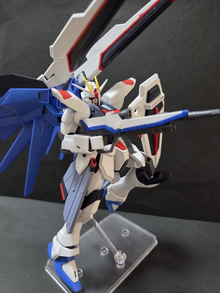 フリーダムガンダムって、ちょっとマッシブなmsっていうイメージなので、腕はストライク、足はストフリにしてよりマッシブに近づけました。