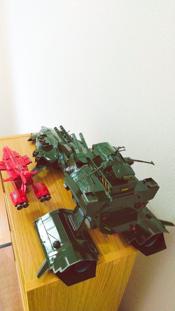 私の設定的には『カタパルト仕様試作型ムサイ』です。(シャア専用ムサイを製作した後に思いついて製作。)···カタパルト実戦運用データを収集するためにシャア部隊に配備された試作艦。ムサイ級のモビルスーツ発艦能力を向上させ、より作戦運用を可能にする為にカタパルトデッキを艦中部両脇に実装。(艦左側の長方形の所で右側にもあります。)&nbsp;艦首上部には対空機銃8基装備され、防衛力も強化された。シャトル型コムサイも、より戦闘機に近い形状で両翼にガトリング砲、小型ミサイルを装備しており運用次第では様々な作戦投入が可能。(前面でよく見えませんが💦)